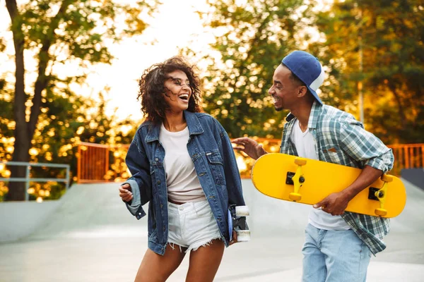 Πορτρέτο Του Ένα Happy Νεαρό Ζευγάρι Αφρικανική Skateboards Διασκεδάζοντας Μαζί — Φωτογραφία Αρχείου