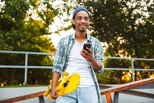 Feliz Joven Africano Con Monopatín Pasar Tiempo Parque Skate Celebración — Foto de Stock