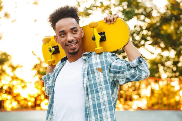 Glücklicher Junger Afrikanischer Mann Mit Skateboard Verbringt Zeit Skatepark Und — Stockfoto