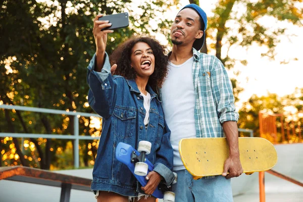 Portrait Drôle Jeune Couple Africain Avec Des Planches Roulettes Prenant — Photo