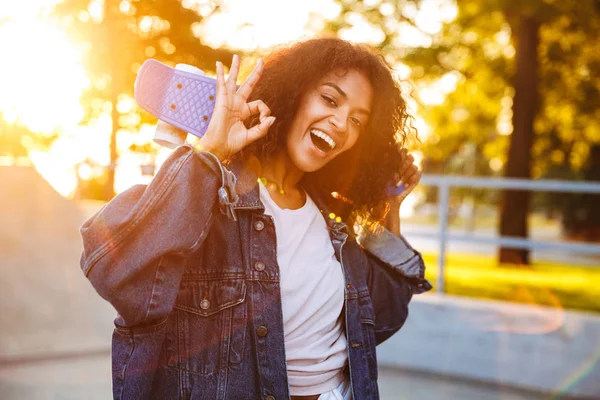 Podoba Šťastná Mladá Afričanka Procházky Venku Parku Držení Skateboardu Zobrazeno — Stock fotografie