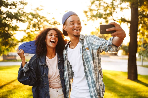 Portret Van Een Lachende Jonge Afrikaanse Paar Met Skateboards Samen — Stockfoto