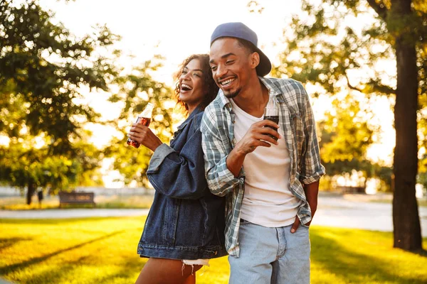 Portret Van Een Gelukkige Jonge Afrikaanse Paar Houden Van Flessen — Stockfoto