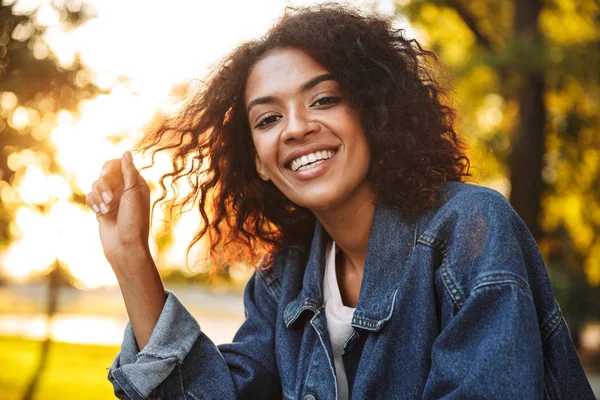 Sonriente Joven Africana Chaqueta Mezclilla Pasar Buen Tiempo Parque —  Fotos de Stock