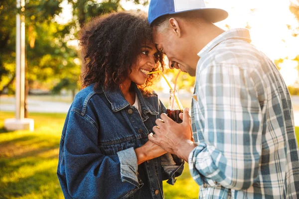 Portrait Jeune Couple Africain Souriant Buvant Dans Une Bouteille Avec — Photo