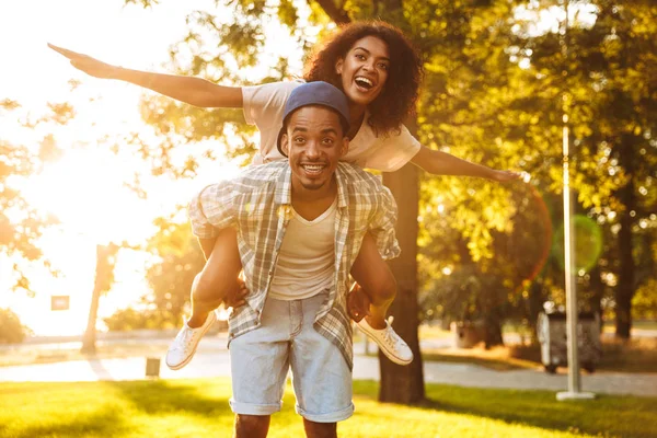 幸せな若いアフリカ愛するカップル野外を歩いている楽しい公園での画像 — ストック写真