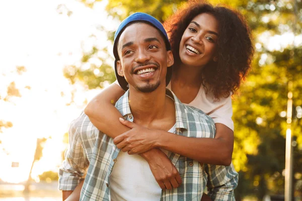 Imagem Feliz Jovem Casal Amoroso Africano Andando Livre Parque Divertindo — Fotografia de Stock