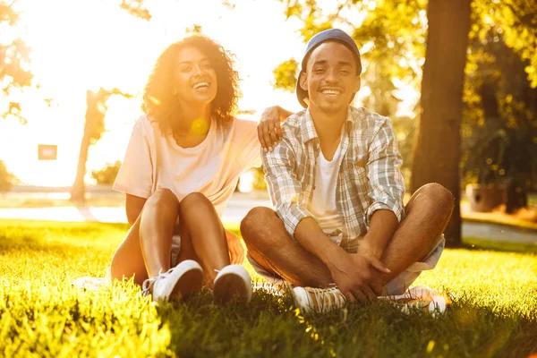 Bild Von Niedlichen Fröhlichen Jungen Afrikanisch Liebende Paar Sitzt Freien — Stockfoto