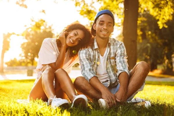 Bild Von Niedlichen Fröhlichen Jungen Afrikanisch Liebende Paar Sitzt Freien — Stockfoto