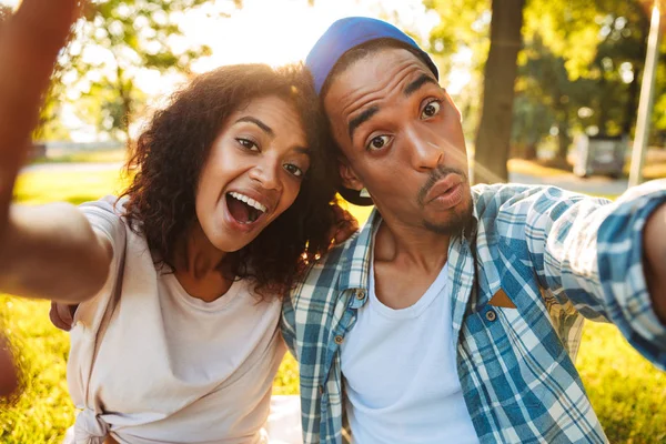 Ritratto Una Giovane Divertente Coppia Africana Che Selfie Insieme Parco — Foto Stock