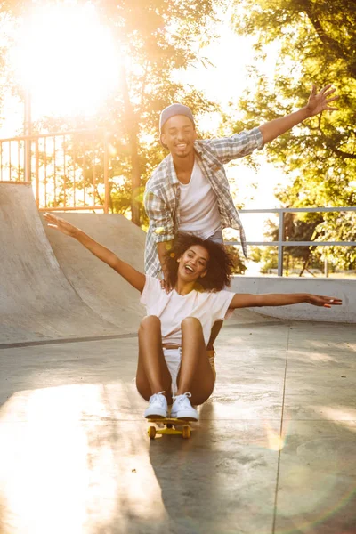 Ritratto Una Giovane Allegra Coppia Africana Con Skateboard Che Divertono — Foto Stock
