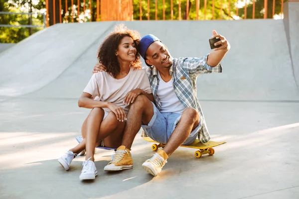 Portréja Egy Boldog Fiatal Afrikai Pár Gördeszka Figyelembe Véve Selfie — Stock Fotó