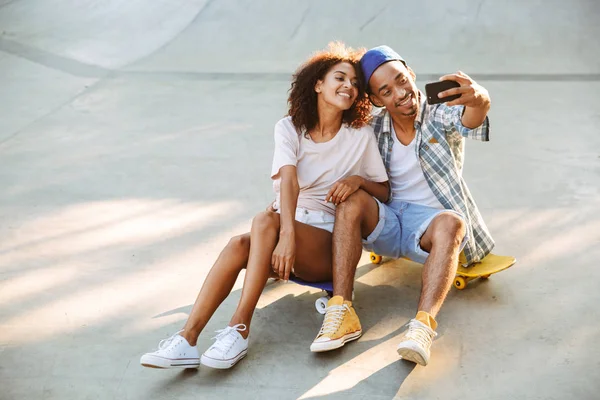 Ritratto Una Giovane Coppia Africana Sorridente Con Skateboard Che Selfie — Foto Stock