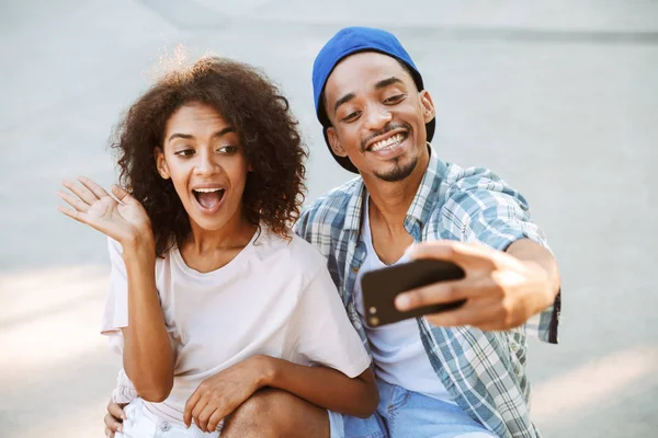 Boldog Fiatal Afrikai Pár Vesz Egy Selfie Együtt Skate Park — Stock Fotó