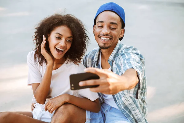 Portrét Veselý Mladý Africký Pár Pořizování Selfie Společně Skate Parku — Stock fotografie