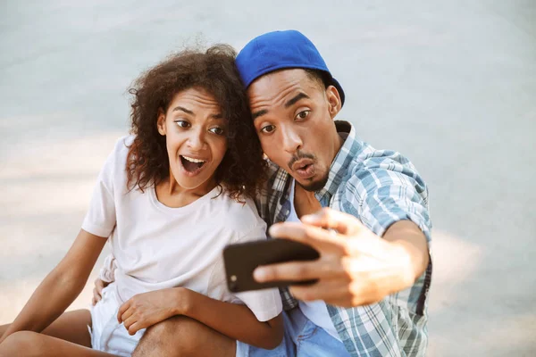 スケート公園で Selfie を一緒に撮る面白い若いアフリカ カップルの肖像画 — ストック写真
