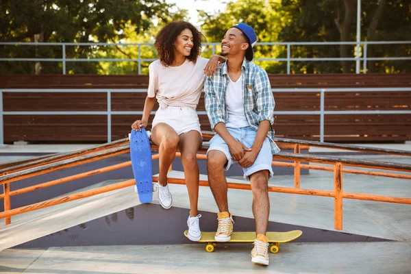 Portret Van Een Aantrekkelijke Jonge Afrikaanse Paar Met Skateboards Zitten — Stockfoto