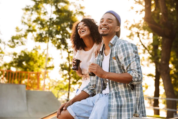 Portret Van Een Lachende Jonge Afrikaanse Paar Houden Van Flessen — Stockfoto