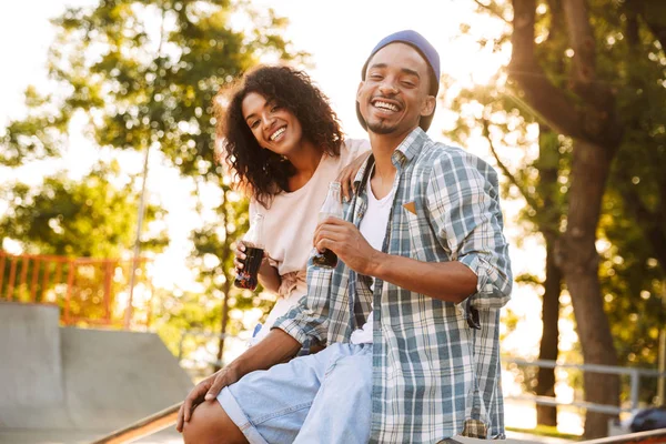 Portret Van Een Gelukkige Jonge Afrikaanse Paar Houden Van Flessen — Stockfoto