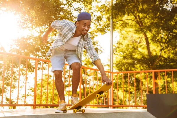 Gelukkig Jonge Afrikaanse Man Met Skateboard Rijden Een Helling Bij — Stockfoto