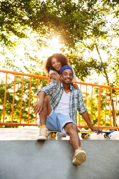 Portret Van Een Enthousiast Jong Afrikaanse Koppel Met Skateboards Zitten — Stockfoto