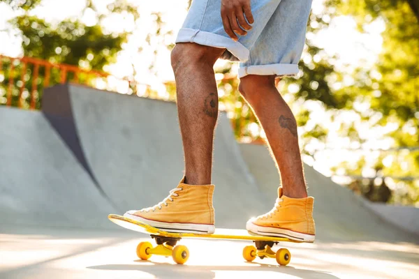 Bijgesneden Afbeelding Van Een Afrikaanse Man Met Skateboard Rijden Een — Stockfoto