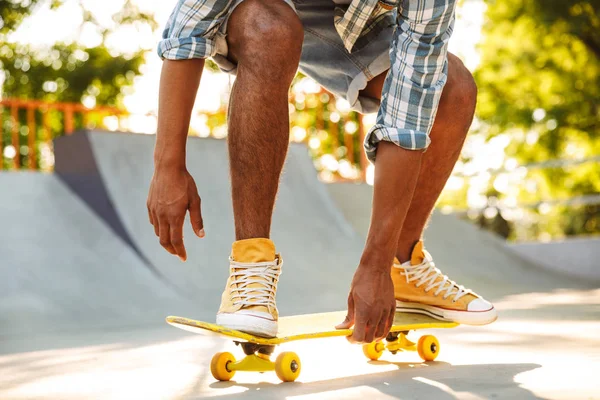 Immagine Ritagliata Uomo Africano Con Skateboard Che Cavalca Una Rampa — Foto Stock