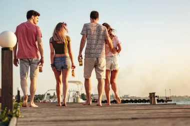 Grup dört arkadaşıyla sahilde açık havada resim.