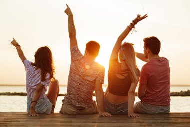 Grup açık havada sahilde yürüyüş çiftler sevgi dolu dört arkadaşıyla fotoğrafı görünümü geri.