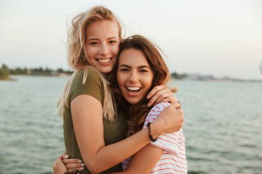 Görüntü açık havada sahilde sarılma iki mutlu kadın arkadaş.