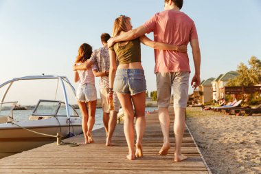 Açık havada sahilde yürüyüş çiftler sevgi dolu dört arkadaş grubu görünüm görüntüsünü geri.