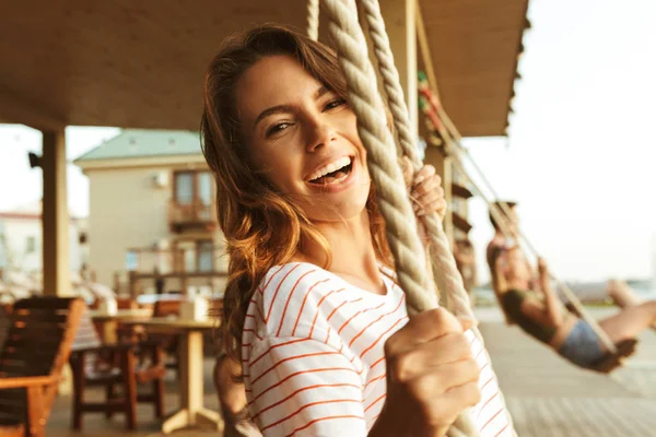 Εικόνα Της Ευτυχισμένη Κοπέλα Εξωτερικούς Χώρους Στην Παραλία Οδηγώντας Swing — Φωτογραφία Αρχείου