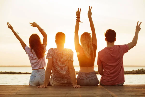 Foto Von Vier Befreundeten Liebespaaren Die Draußen Strand Spazieren Gehen — Stockfoto