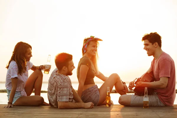 Image Jeunes Amis Heureux Assis Extérieur Sur Plage Jouer Guitare — Photo