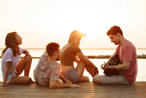 Зображення Молодих Щасливих Друзів Сидять Відкритому Повітрі Пляжі Грають Гітарі — стокове фото