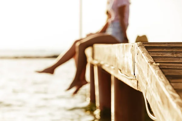 Обрізана Фотографія Двох Друзів Жінок Сидять Відкритому Повітрі Пляжі — стокове фото