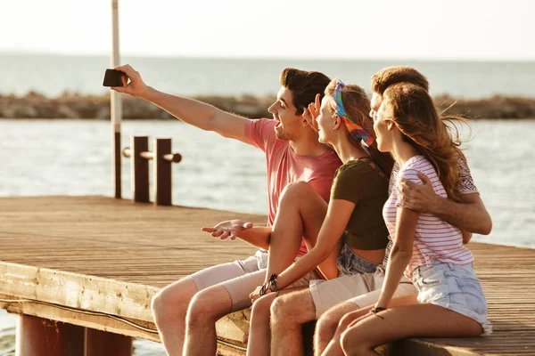 Picture Group Friends Sitting Outdoors Beach Take Selfie — Stock Photo, Image