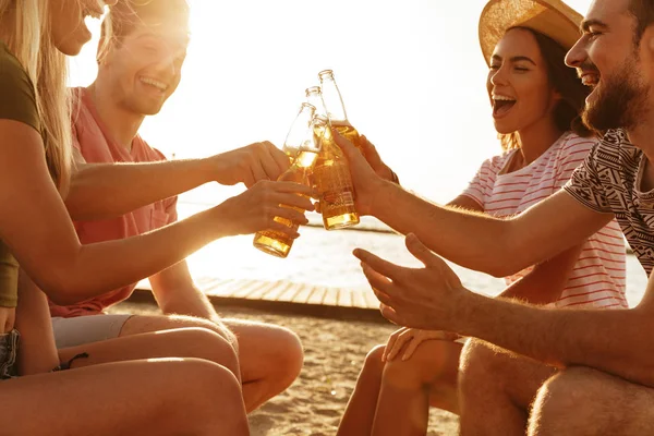 Grupo Amigos Alegres Vestidos Con Ropa Verano Brindando Con Botellas — Foto de Stock