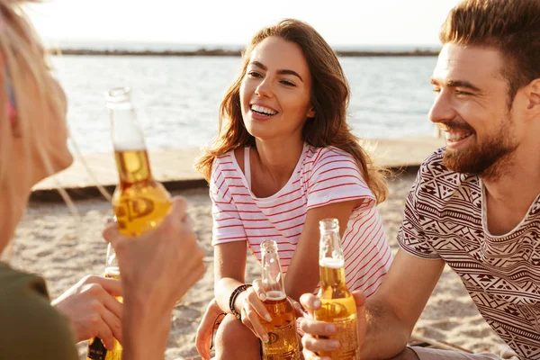 Gruppe Gut Gelaunter Freunde Sommerkleidung Die Bier Strand Trinken — Stockfoto