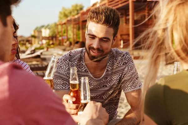 Groupe Amis Souriants Vêtus Vêtements Été Griller Avec Des Bouteilles — Photo