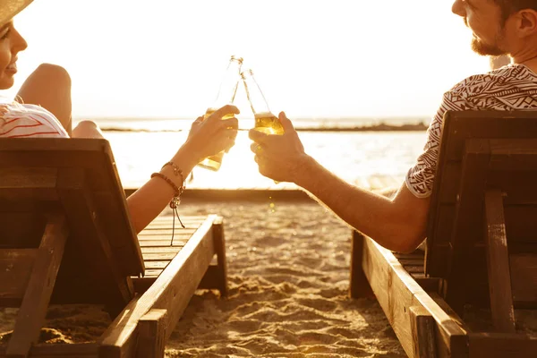 Foto Amigos Enamorados Pareja Descansan Aire Libre Playa Bebiendo Cerveza — Foto de Stock