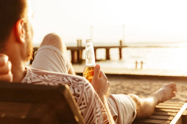 Foto Hombre Guapo Descansando Aire Libre Playa Bebiendo Cerveza — Foto de Stock