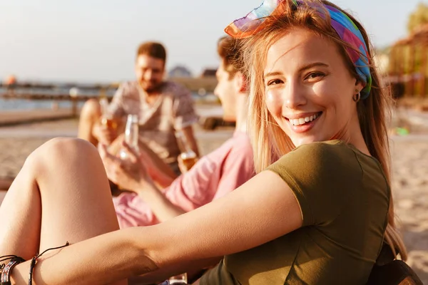 Photo Amis Ont Repos Extérieur Sur Plage Boire Bière Focus — Photo