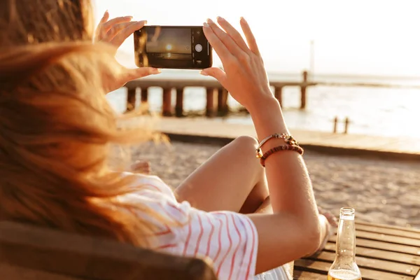 Sidovy Ung Flicka Sommarkläder Tar Bild Soluppgång Medan Kopplar Stranden — Stockfoto