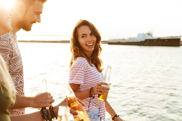 Bild Von Glücklichen Jungen Freunden Draußen Strand Die Bier Trinken — Stockfoto