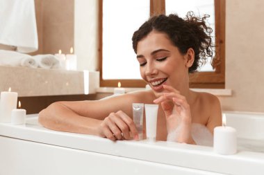 Görüntü genç güzel kadın banyoda banyo dinlenme yatıyor.