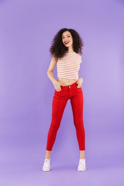 Tam uzunlukta izole ayakta iken poz gülümseyen genç casual kadın portresi