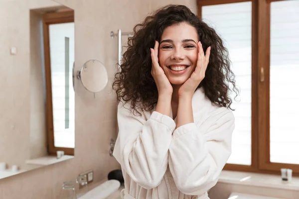 Imagen Bastante Joven Linda Mujer Cuidar Piel Baño —  Fotos de Stock