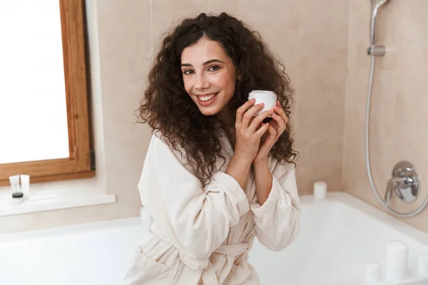 彼女の肌の世話をする浴室の若いきれいな女性の写真 — ストック写真