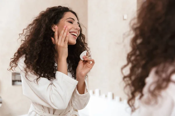 Foto Giovane Bella Donna Bagno Prendersi Cura Della Sua Pelle — Foto Stock